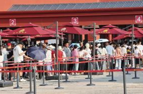 普通游客为何一票难求？“黄牛”背后已形成“倒票一条龙”