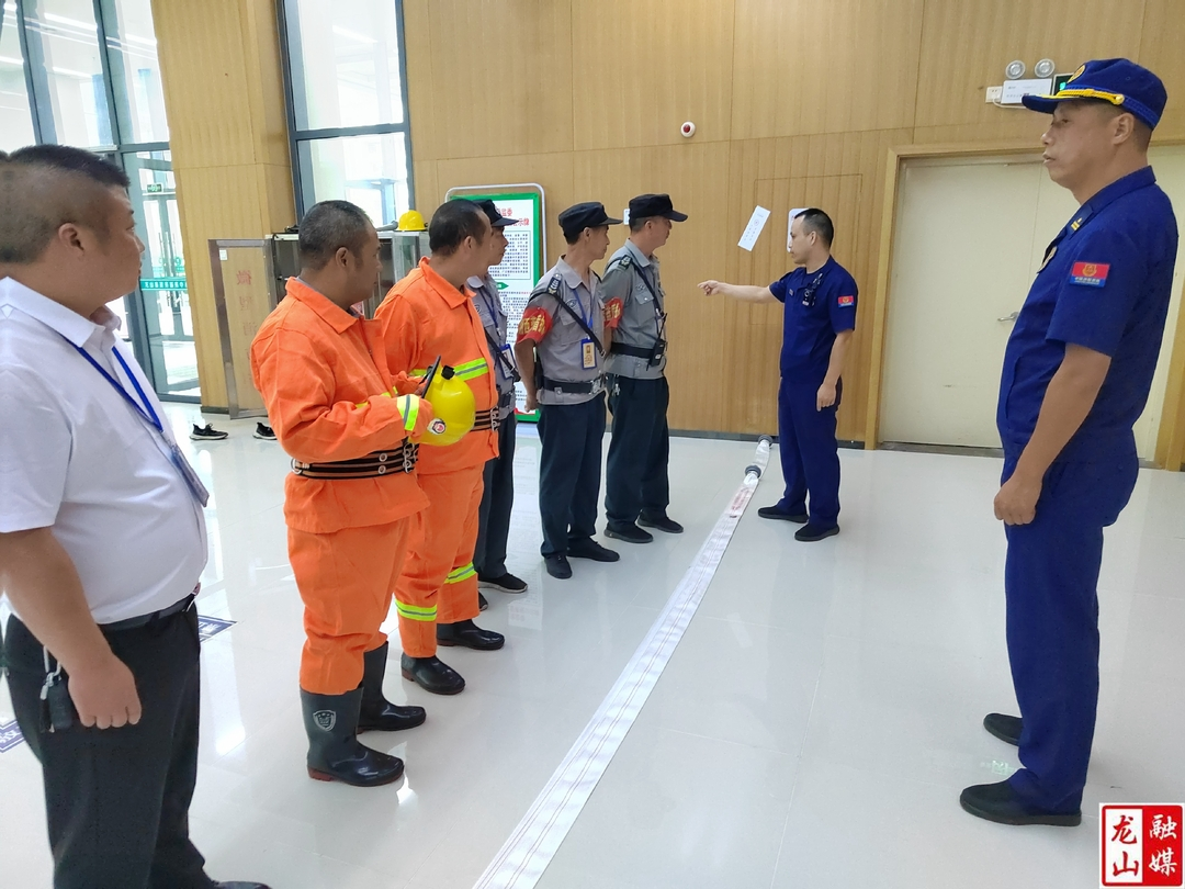 县消防救援大队到市民之家、档案馆开展消防安全帮扶指导