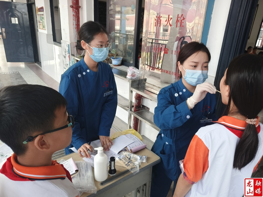 县中医院医护人员到第一芙蓉学校开展口腔义诊