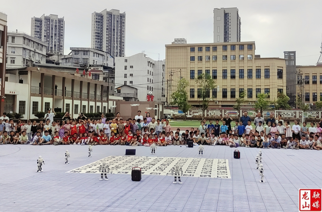 第二幼儿园走进第一小学参观科技展演活动