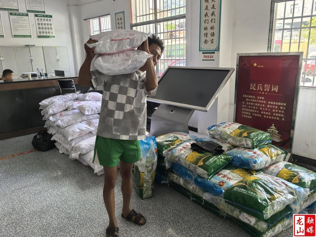 靛房镇为农户发放油菜种子和硼肥