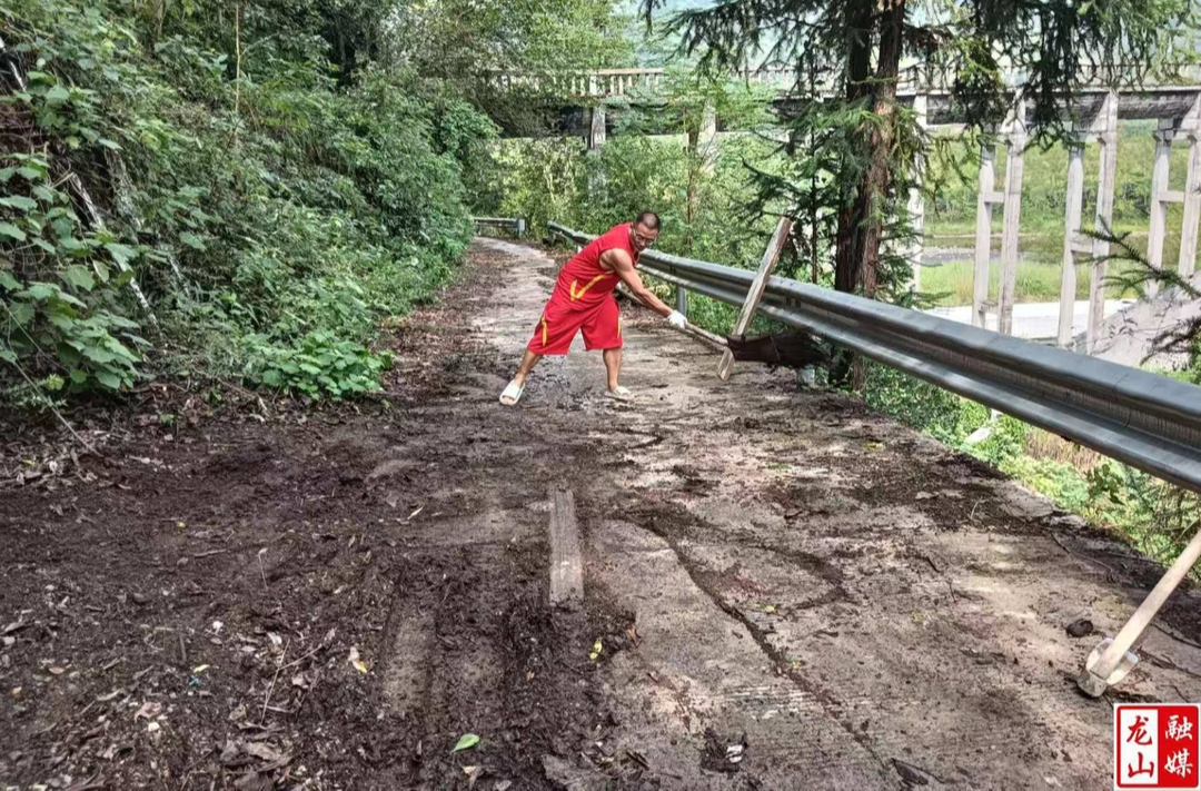 毕兹卡酒店驻村工作队：清理道路垃圾 保群众出行安全