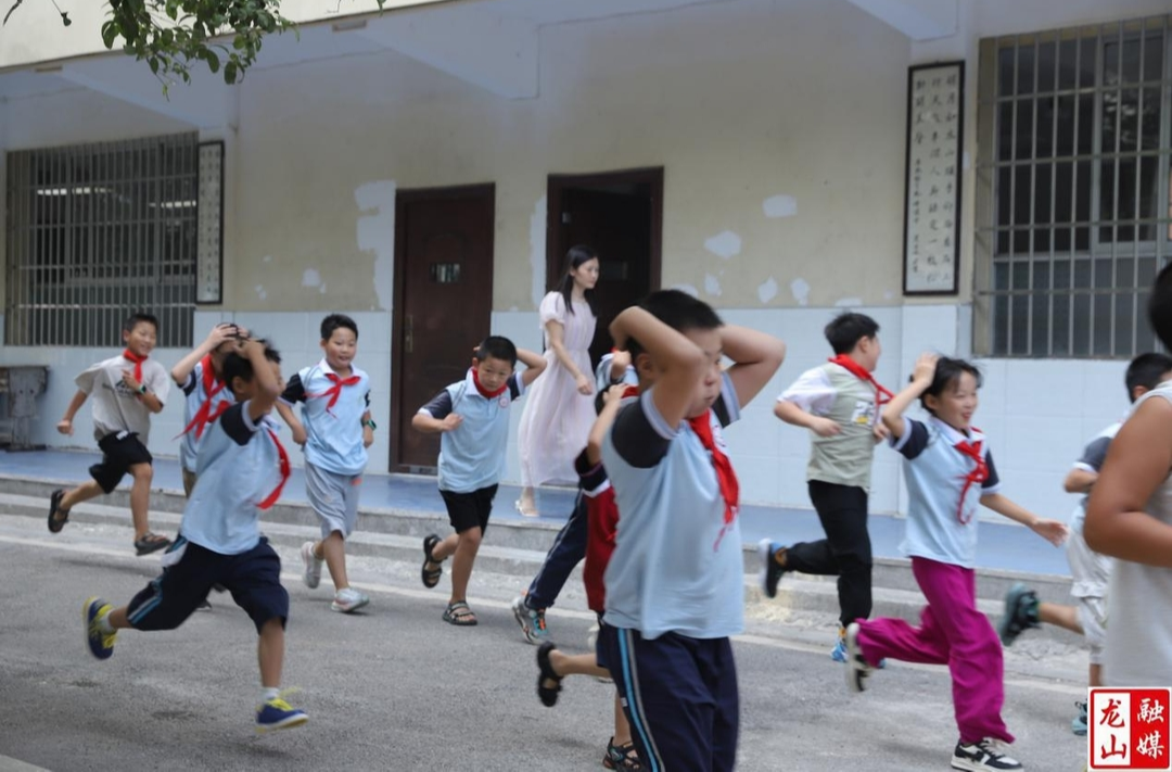 第四小学开展消防安全疏散演练活动