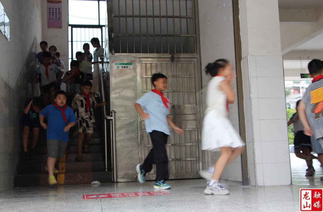 第五小学举行秋季学期应急疏散演练活动