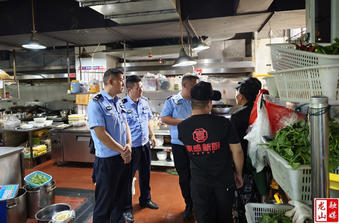 县市监局联合县公安局集中整治夜市市场肉类食品安全