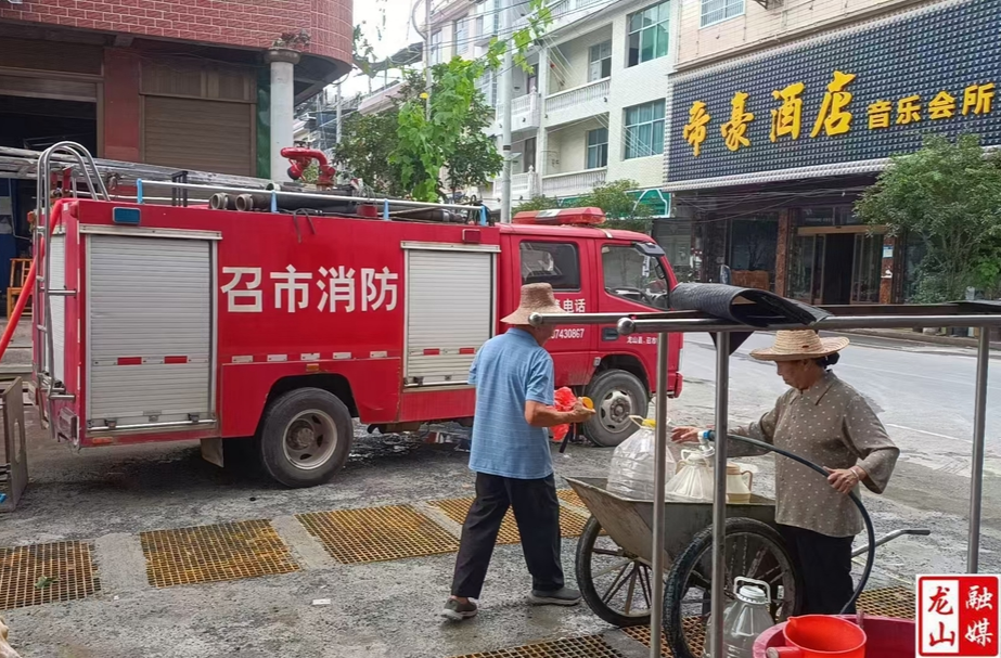 召市镇多措并举抗旱保供水