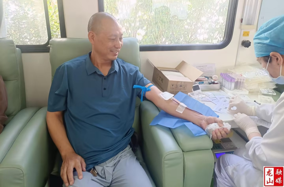 教师爱心献血 传递温暖正能量