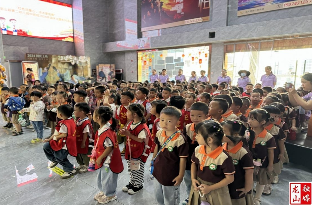 第二幼儿园开展爱国主义教育电影观影活动