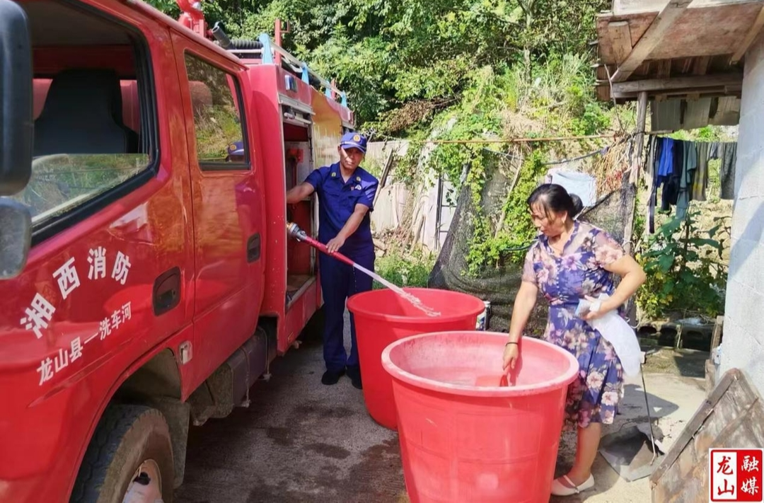 洗车河镇：抗旱送水保民生