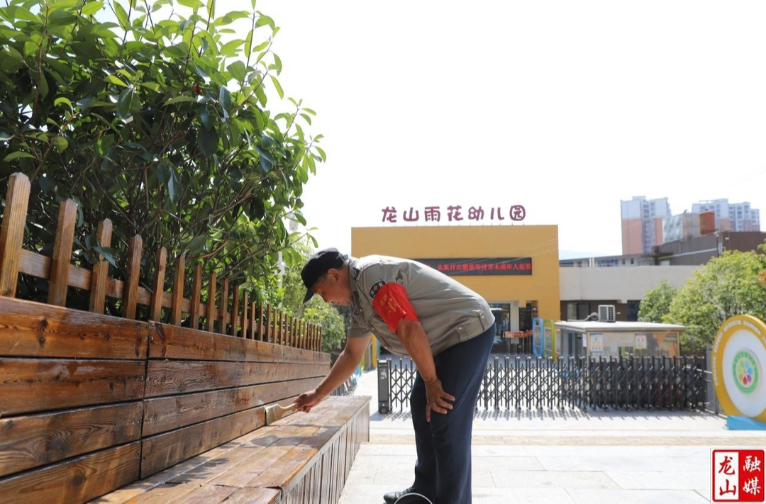 雨花幼儿园开展修凳行动