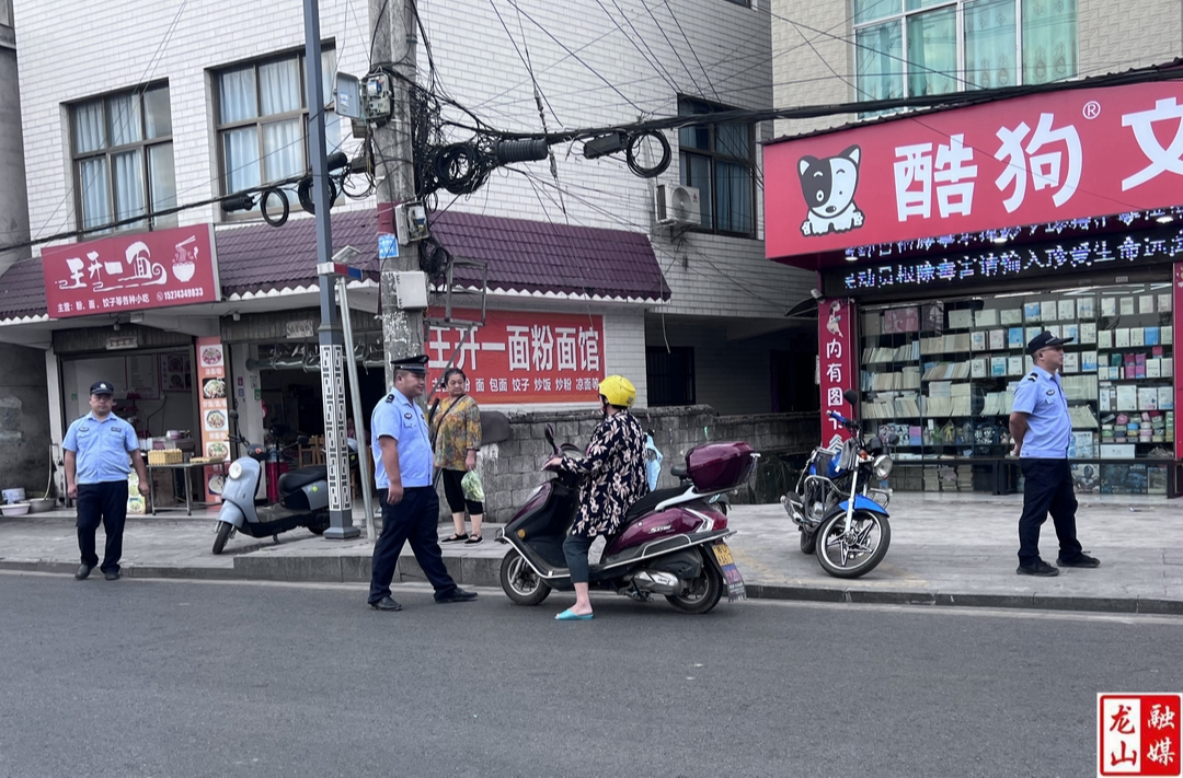 兴隆街道开展联合“护学”行动