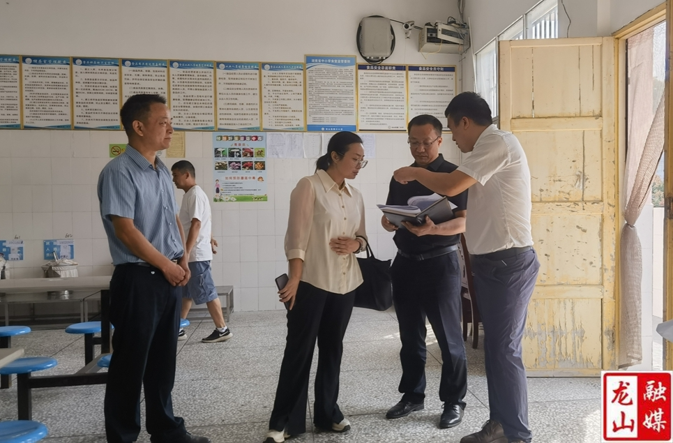 杨甜到第三小学督导校园食品安全工作