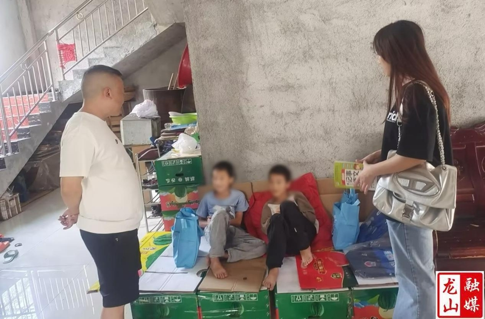 龙山六小：送教上门 关爱到家