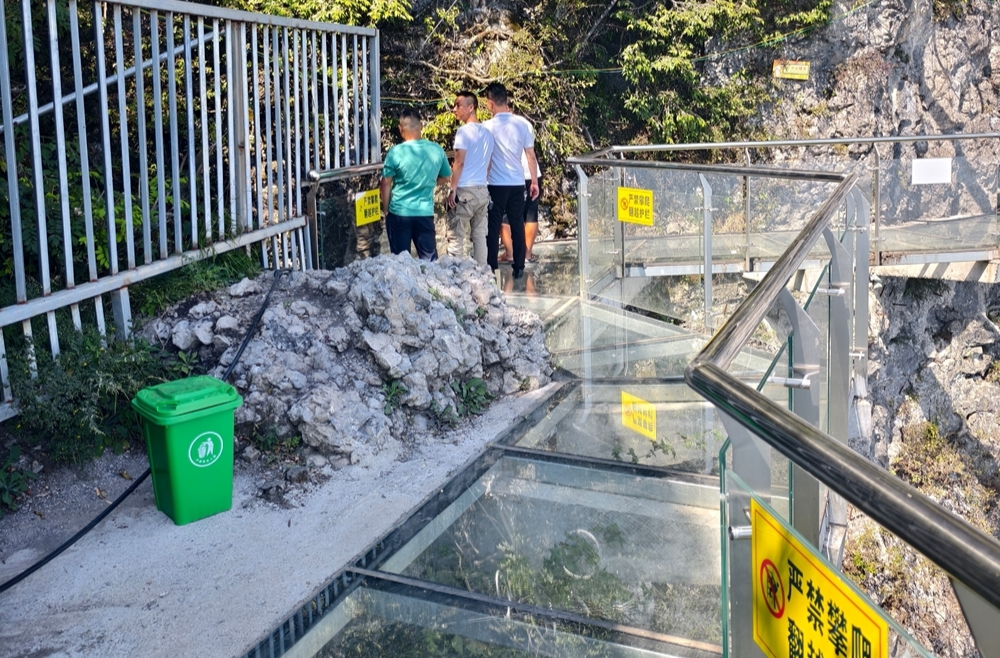 里耶镇联合县文旅局排查八面山玻璃栈道安全隐患