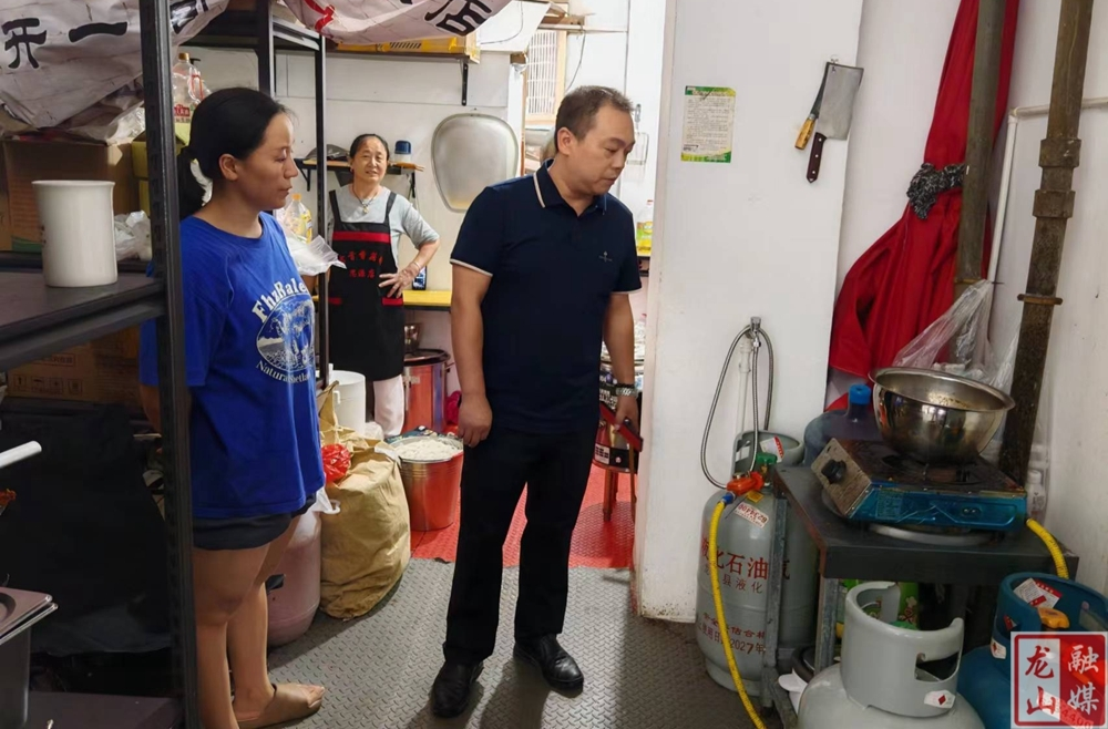 民安街道开展节前校园周边燃气、食品安全大排查