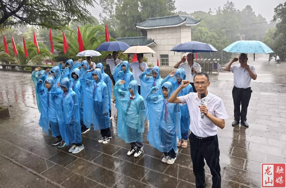 龙山四小开展“烈士纪念日”祭英烈活动