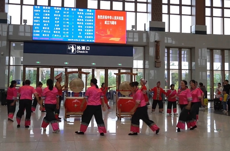 【国庆黄金周】龙山北站迎来客流高峰 快闪活动深情表白祖国