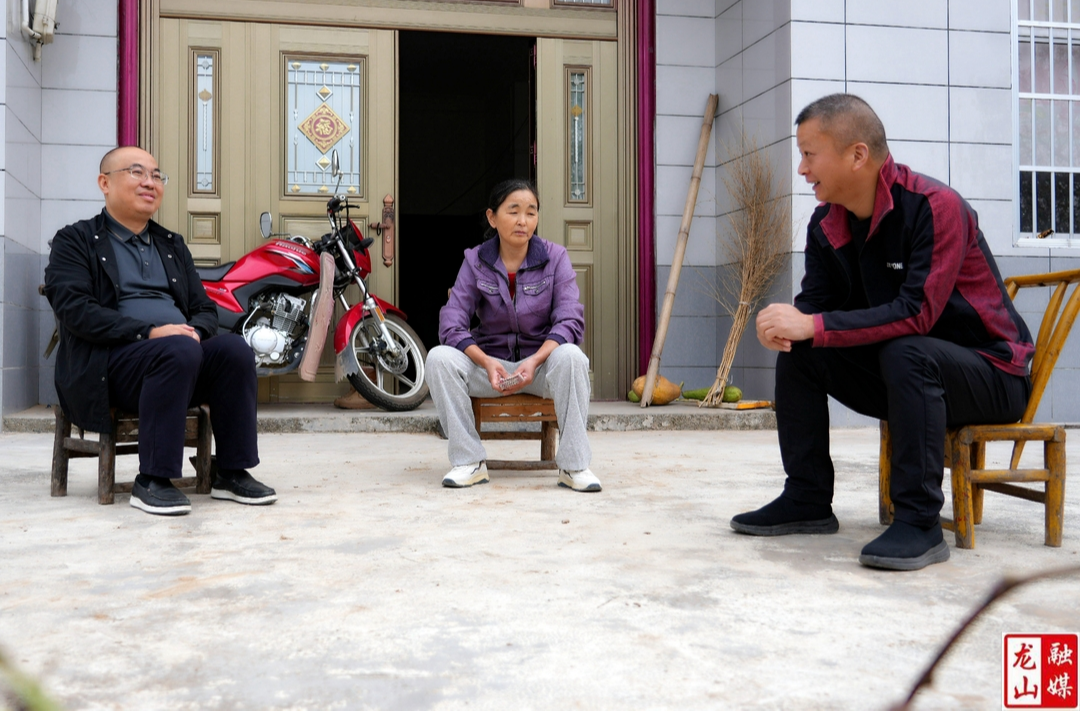 县人大常委会联系爱心企业资助困难学生