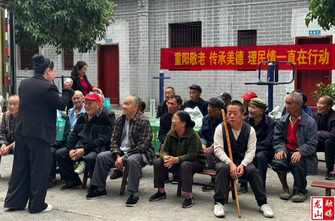 【最美重阳】龙山县工商联与爱心企业重阳节送暖洗车河镇敬老院