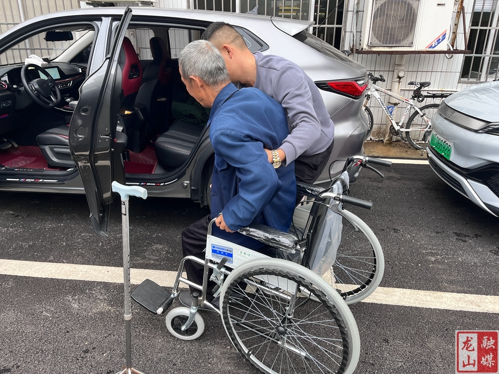 里耶镇退役军人服务站：送七旬老兵回家暖人心