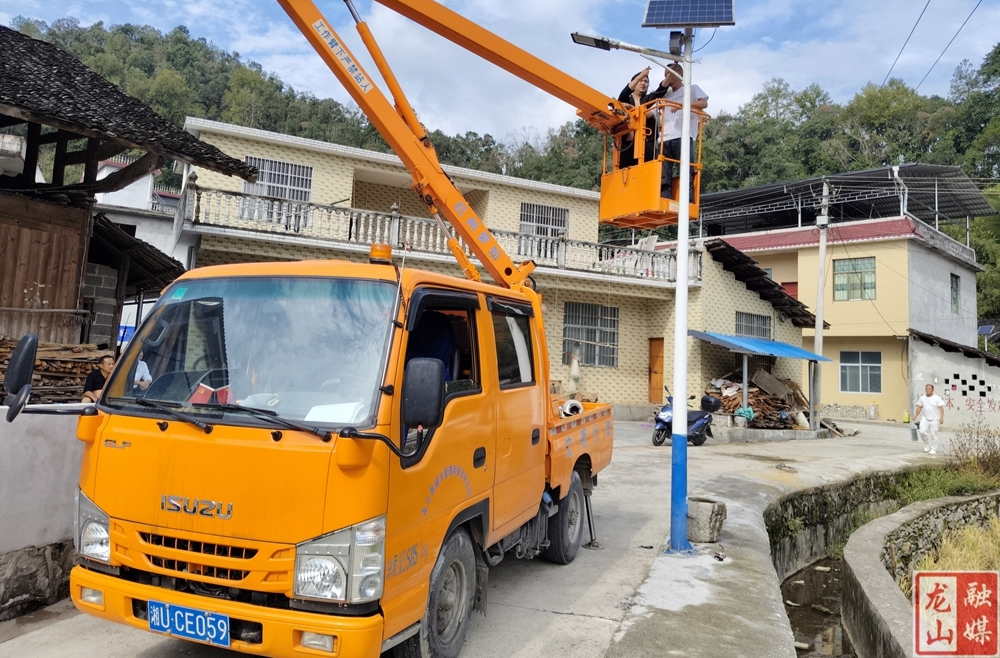 东桃村路灯焕新亮，村民出行更安心