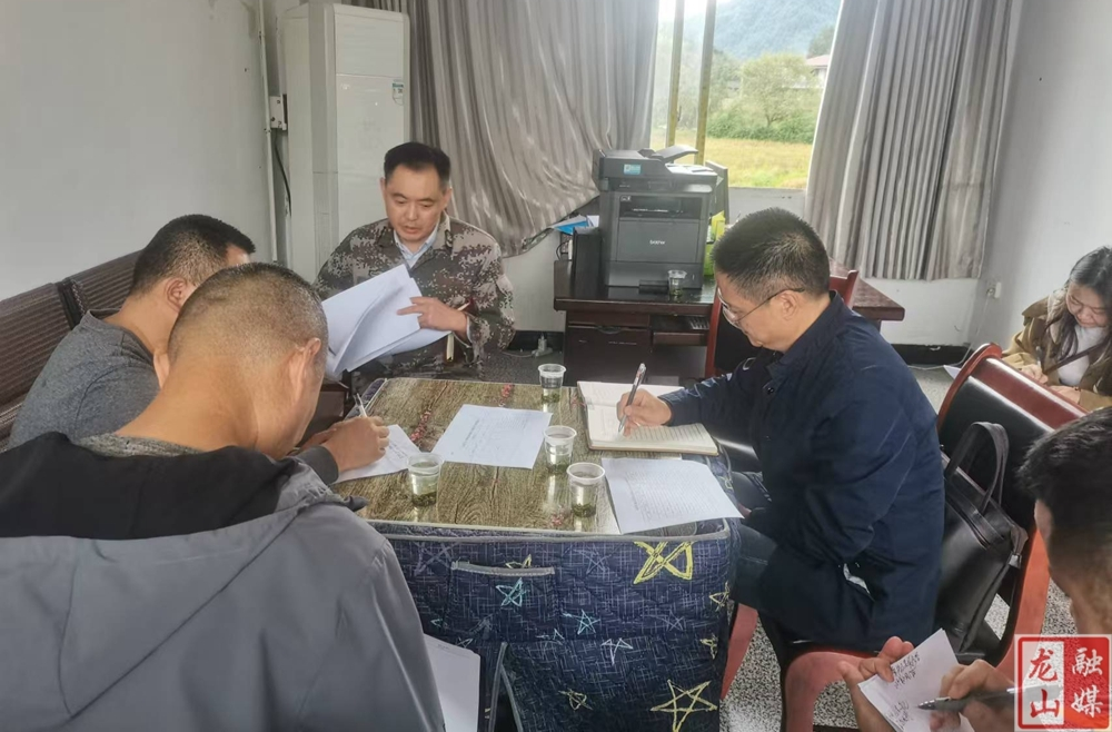 龙山县文旅广电局一行深入联系村走访调研