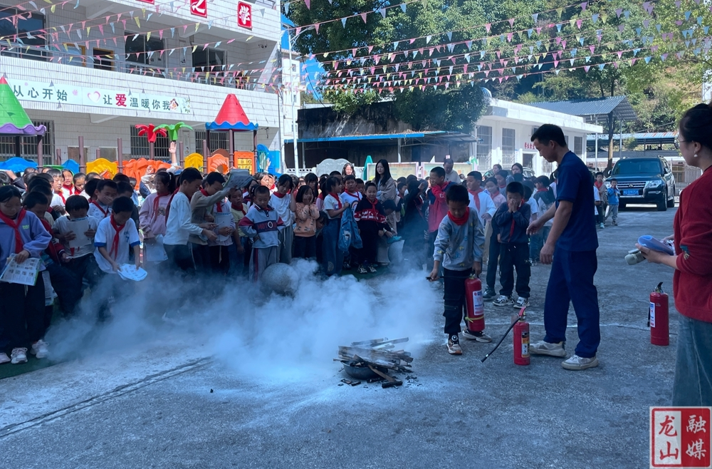 水田坝镇开展防灾减灾宣传活动