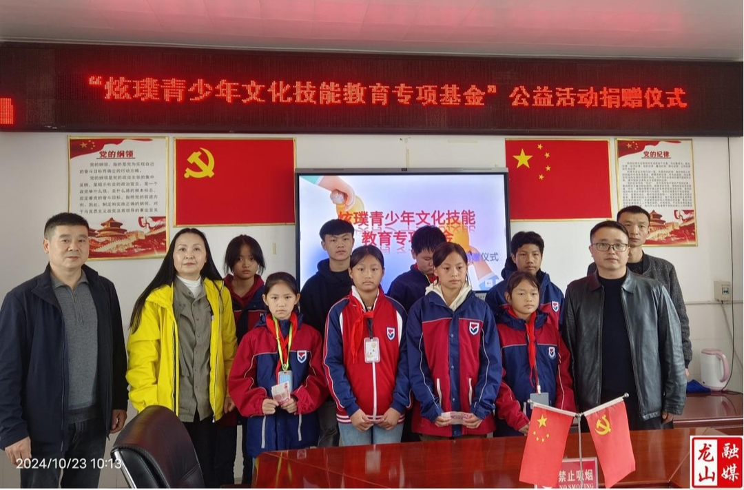 上海市爱心人士来靛房镇九年制学校开展公益活动