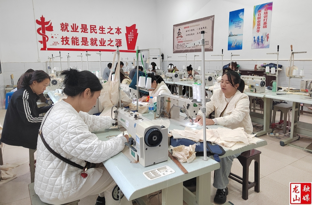 县就业服务中心开展缝纫工技能培训