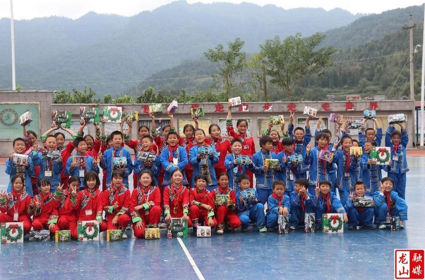 乐高积木捐赠亮燃靛房学子梦想快乐童年