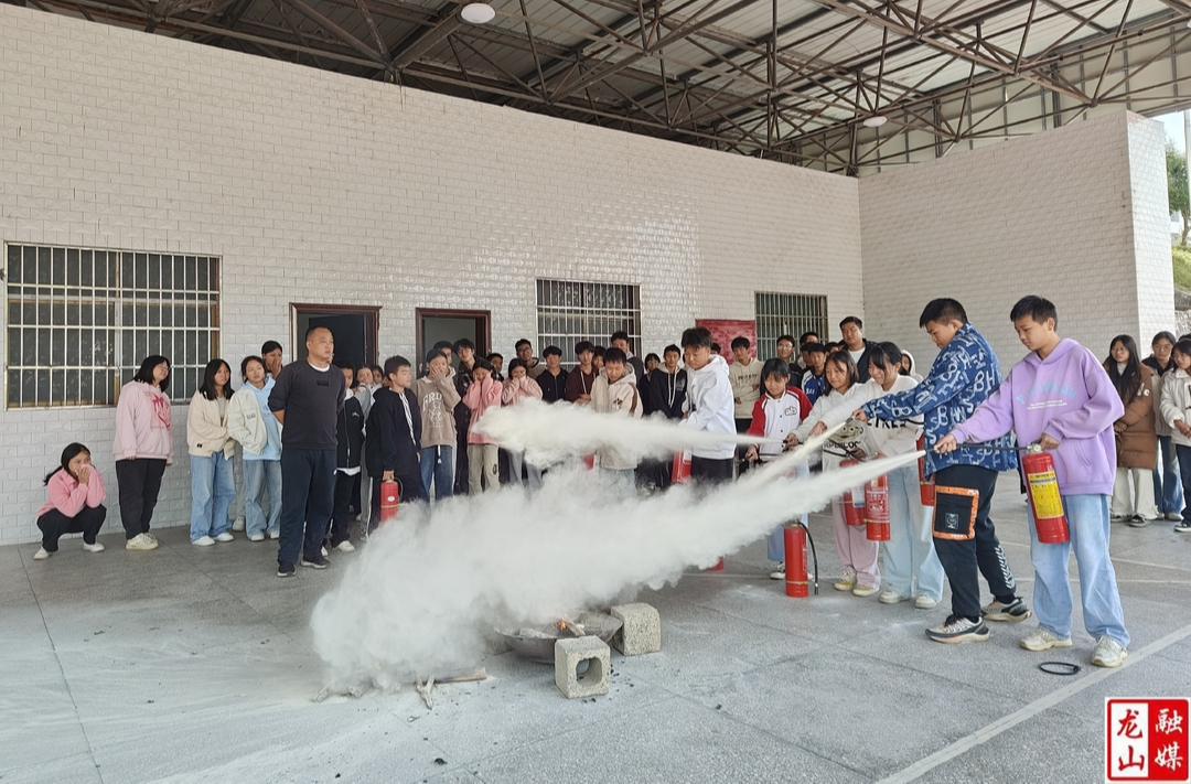 里耶民族中学开展防火防暴应急疏散演练