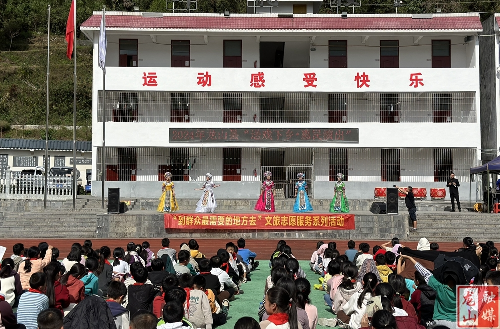 毕兹卡演艺公司“演艺惠民·送戏下乡”走进桂塘