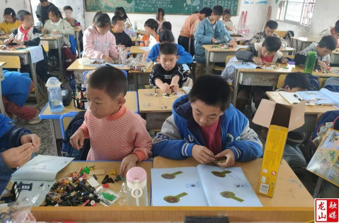 乐高集团与中国乡村发展基金会向桶车九年制学校捐赠乐高积木