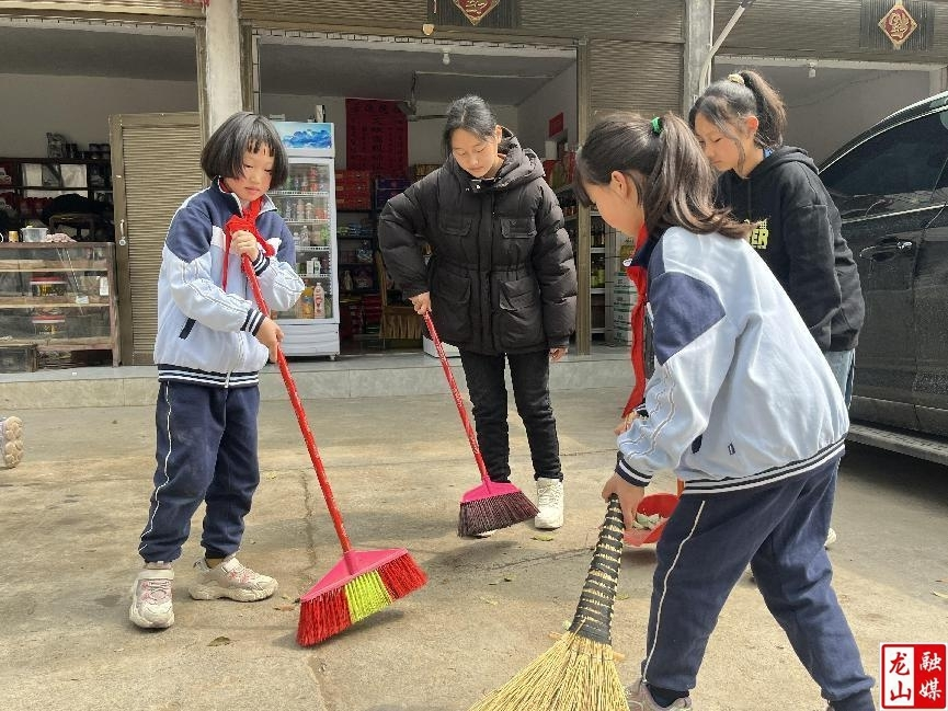 苗儿滩镇九年制学校组织开展师生志愿服务活动
