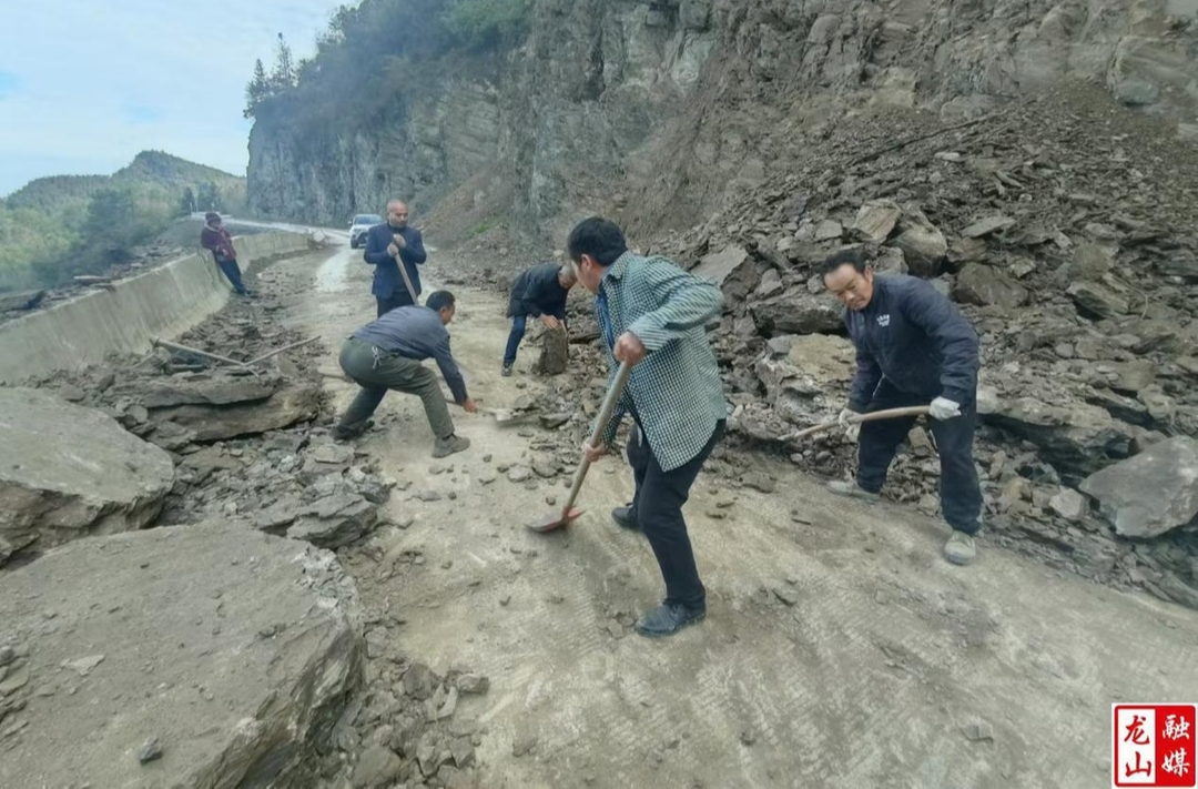 洛塔乡：干群合力清塌方   交通无阻保平安