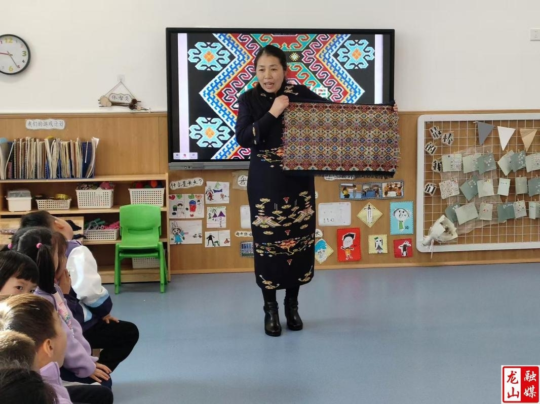 龙山县第二幼儿园开展土家织锦传承课堂
