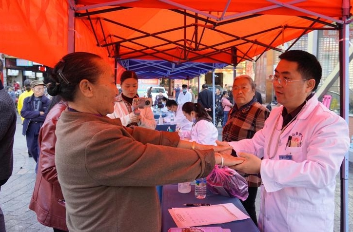 龙山县中医院开展“世界卒中日”主题科普义诊活动