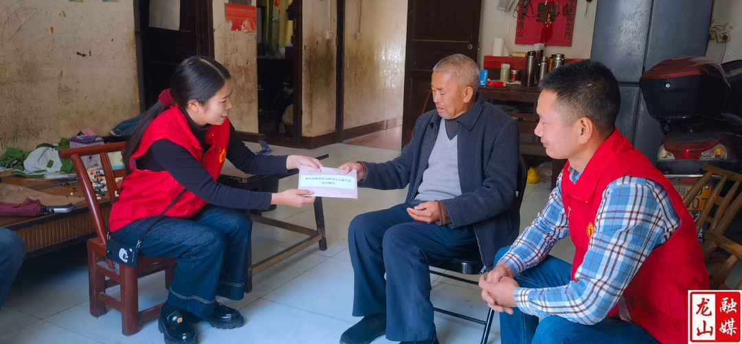 龙山县新阶联到内溪乡走访慰问困难学生