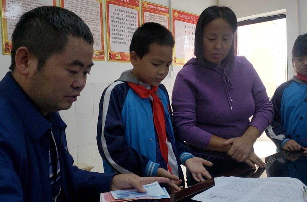 爱心暖寒冬   学子展笑颜（图）