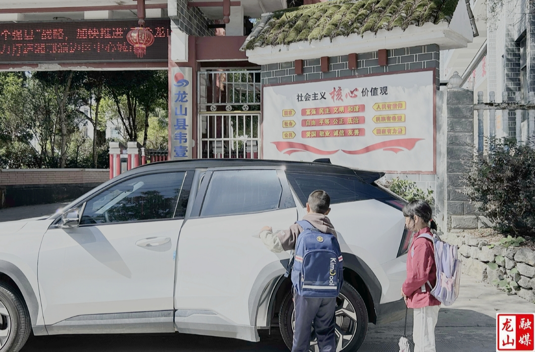 农车学校暖心专车护航学子