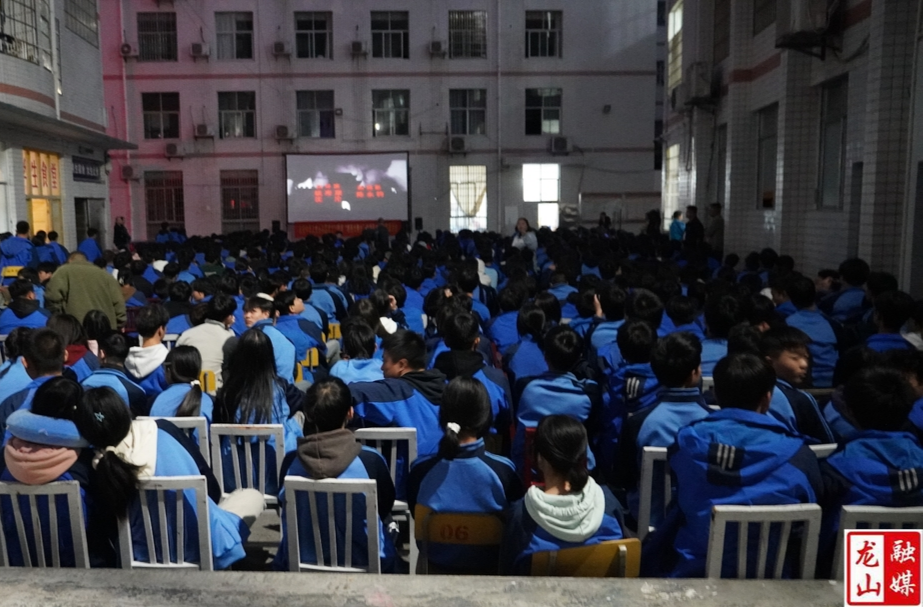 “湘西大舞台”优秀影片展映展播活动走进县技工学校