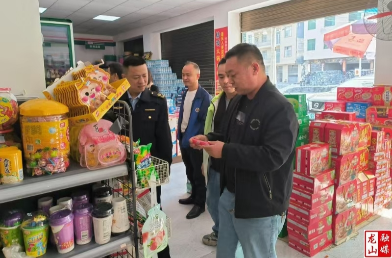 红岩溪镇校园周边商铺食品安全检查筑牢防线