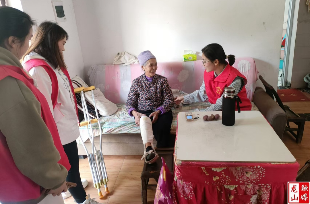 水田坝镇中湾村：银发守护  暖心相伴