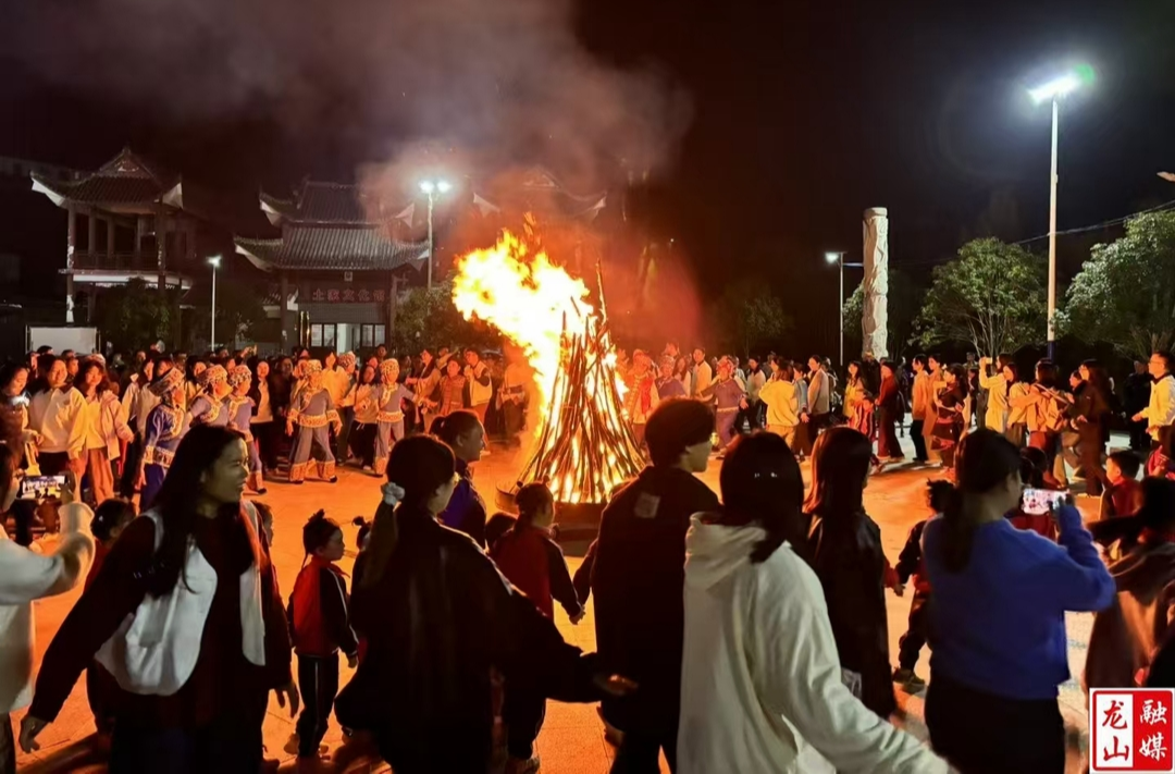 土家篝火照亮芙蓉靛房情谊