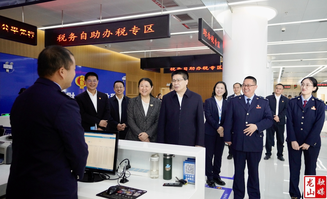 曾光辉来龙山县调研税务工作
