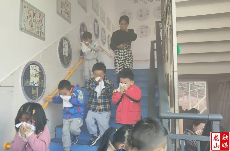 县第三幼儿园举行消防安全应急逃生演练