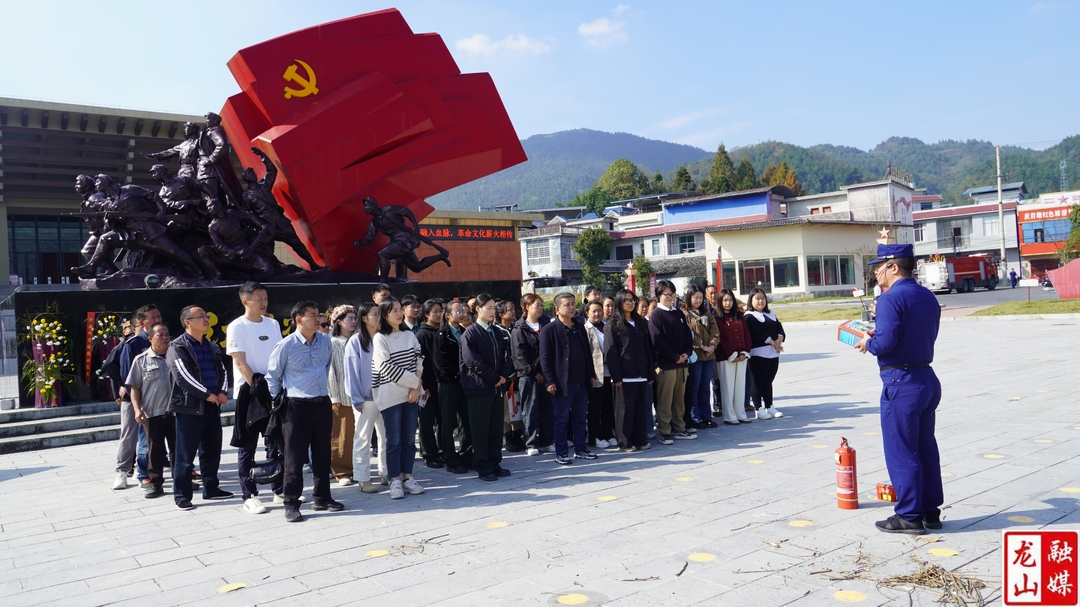 县消防救援大队在茨岩塘镇开展消防应急救援演练