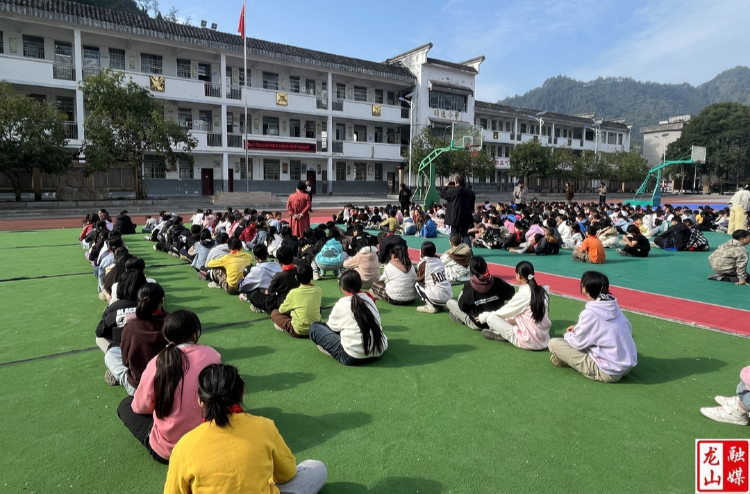 红岩溪镇中心小学开展消防安全应急演练活动