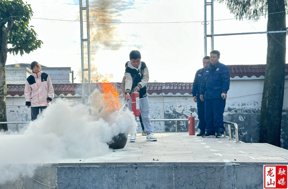 农车镇九年制学校开展“119消防日”应急疏散演练