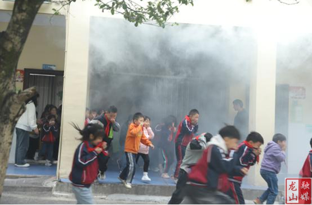 龙山四小消防安全演练  2分钟安全撤离2300人